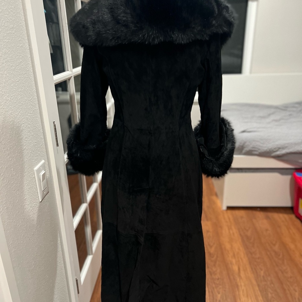 Gorgeous Vintage long suede faux fur thick color & cuffs black size 7/8 EUC